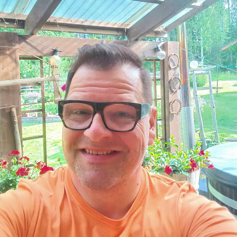 Markus Laaksonen, paljasjalkainen kouvolalainen leipuri sekä KooKoon, Koplan ja Kouvottarien pelien kuuluttaja.